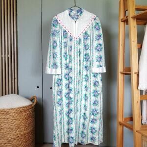 Vintage 70s Floral Housecoat Robe Seersucker Eyelet Pockets Cottagecore M/L